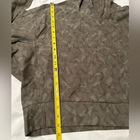 Athleta Printed Farallon Sweatshirt Size Medium Camo Olive NWT - Picture 6 of 10